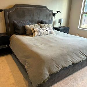 King size duvet cover. Includes 2 standard pillow shams.